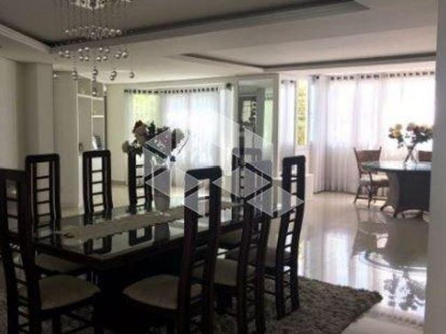 Casa dois andares com 05 quartos e 4 suítes e um loft no Bairro Jardim Floresta