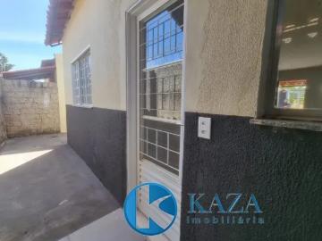 Casa dois quartos sozinha no lote e ônibus na porta