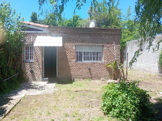 CASA DOS HABITACIONES CON PARQUE E INGRESO DE VEHICULO