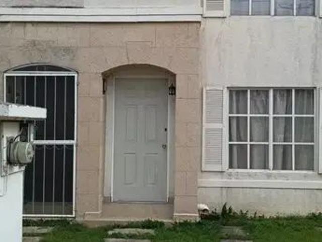 Casa Dos Niveles, Dos Recámaras, Clósets, Un Baño Completo Medio Baño De Visitas, Cocina Integral Equipada Con Estufa, Patio De Servicio, Estancia Sala Comedor Cocina, Cochera  Bon