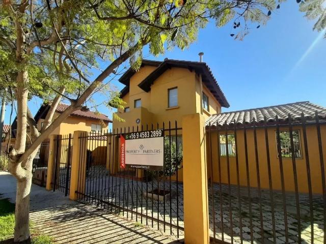 Casa Dos Niveles En Excelente Barrio San Joaquín