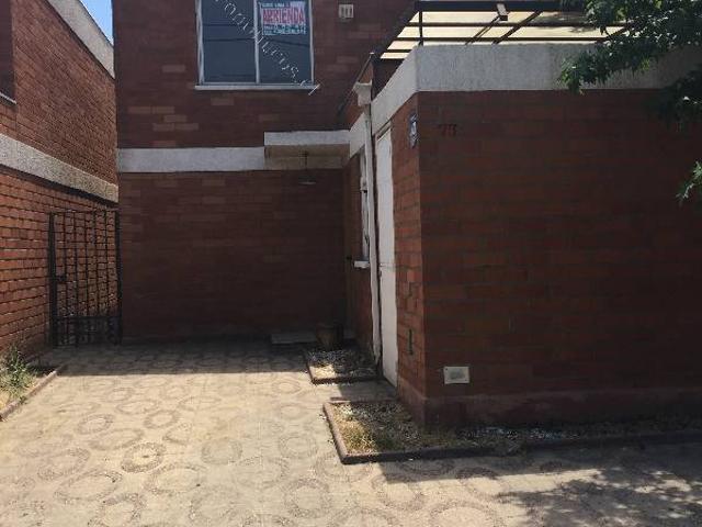 Casa dos pisos cerca Mall Plaza Oeste