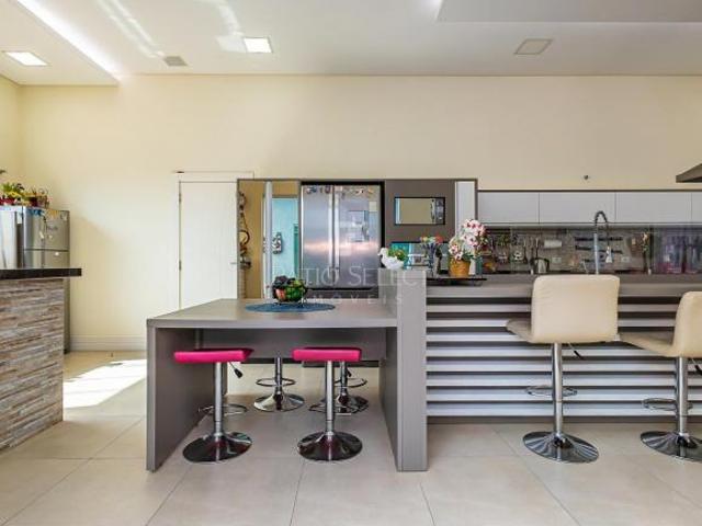 Casa exclusiva com 310 m² privativos, piscina cobe
