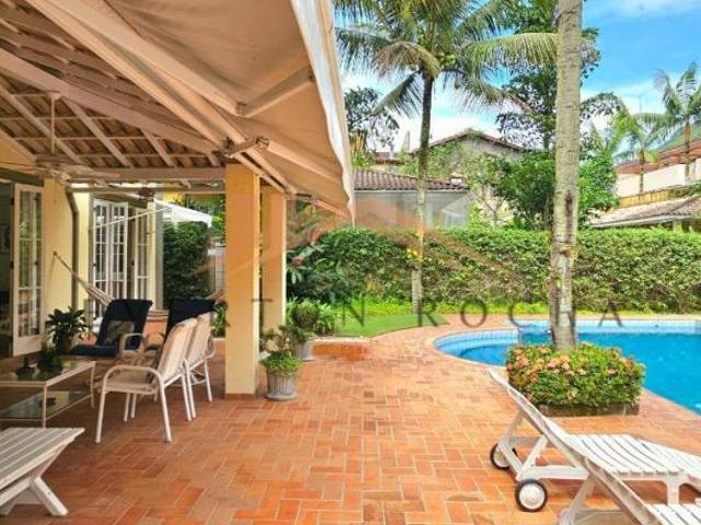 Casa exclusiva em condomínio pé na areia na praia da Baleia, com 5 suítes, amplo jardim à poucos pas