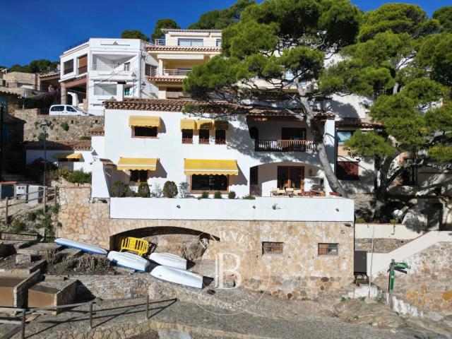 Casa exclusiva en primera línea de mar en Sa Tuna, Begur, Costa Brava, con embarcadero privado y garaje para 4 vehículos