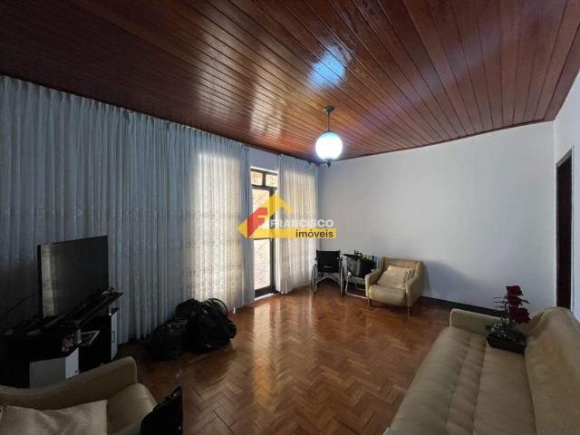 Casa exclusiva localizada no bairro Centro