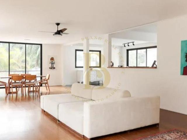 Casa Exclusiva na Vila Madalena com 450m² | 4 Quartos | Piscina | Estilo e Arquitetura Únicos