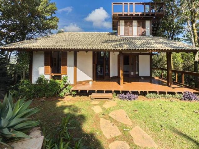 Casa Exuberante à Venda com Vista Deslumbrante para o Vale do Ville de Montagne