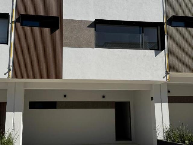 Casa en venta con terraza, vista al mar y cerca del cruce fronterizo
