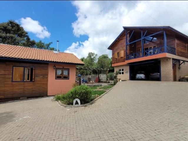 Casa Elegante com Espaço Gourmet e Horta em Gramado
