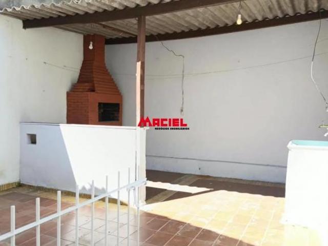 casa em ótima localização,com dois quartos amplos,cozinha,sala ampla espaço com uma area gourmet