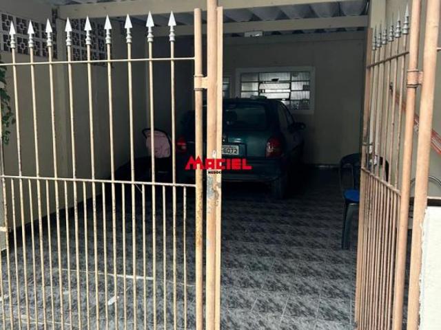 Casa em avenida principal 2 Quartos, sala, cozinha, banheiro social nos fundos tem mais 1 dormts com