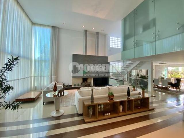 Casa em alto padrão em condomínio fechado com 476m2