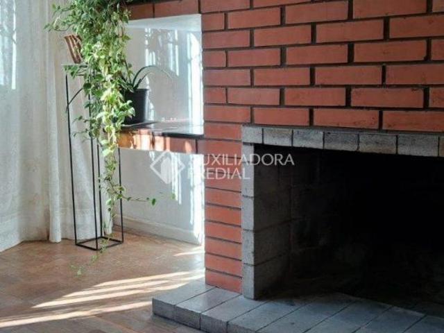 Casa em alvenaria com vaga de garagem no bairro Auxiliadora