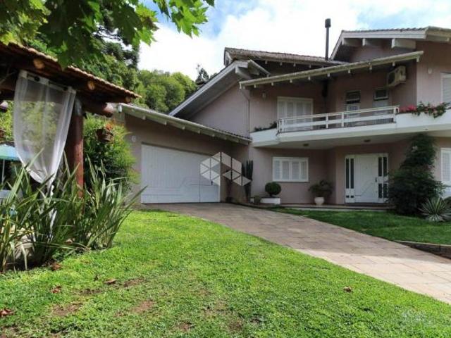 Casa em amplo terreno