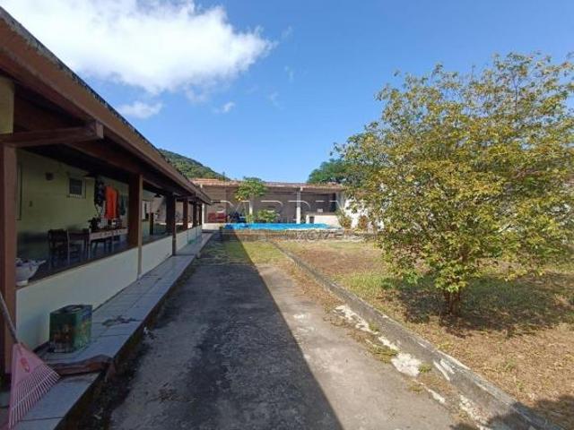 Casa em amplo terreno, perto do mar, ideal para pousada ou hostel, na praia do Lázaro em Ubatuba!