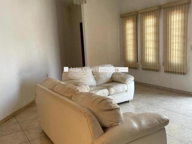 Casa em área comercial com 161m² de área útil