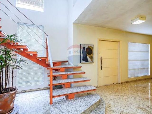 Casa bairro Bigorrilho, com 2 quartos,sendo 1 suíte master,3 vagas,piscina coberta e aquecida,482 m
