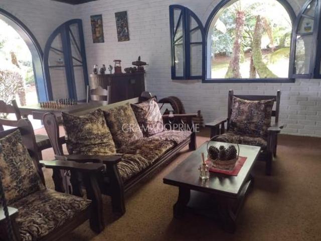CASA EM BAIRRO NOBRE DE GRAMADO
