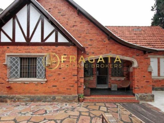 Casa em Bairro Nobre de São Paulo Pacaembu, 4 Dormitórios e Vista Livre