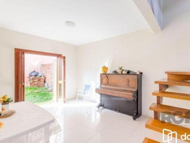 Casa em Condomínio, 166m² 3 dormitórios, 2 vagas no bairro Guarujá