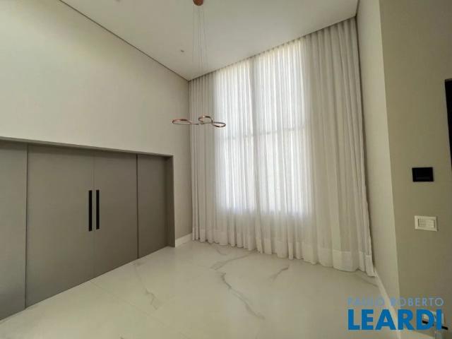 Casa Em Condomínio