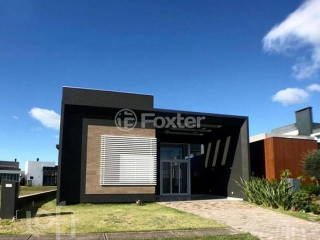 Casa em Condomínio, 4 dormitórios, 180 m², em Centro