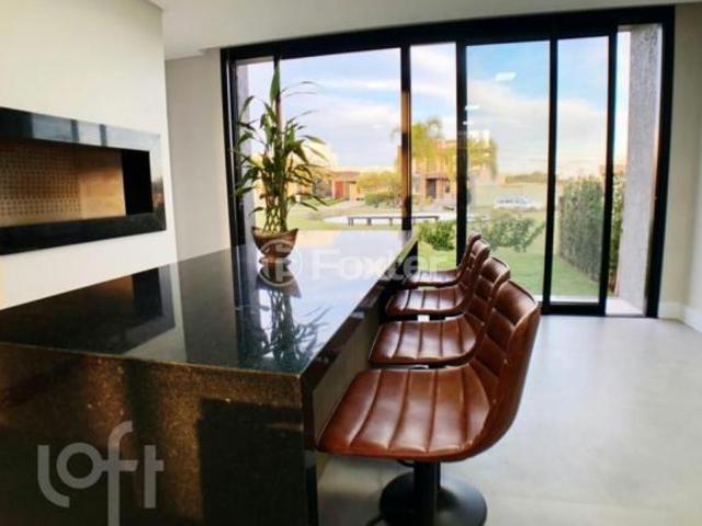 Casa em Condomínio, 4 dormitórios, 196 m², em Centro