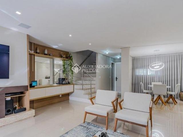 Casa em condomínio, 4 dormitórios, sendo 2 suites, moveis planejados, 2 vagas cobertas e 190 m²