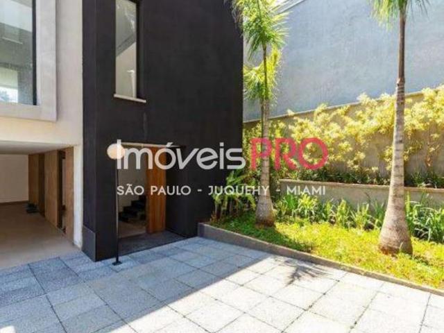 Casa em condomínio 4 suítes 686 m²