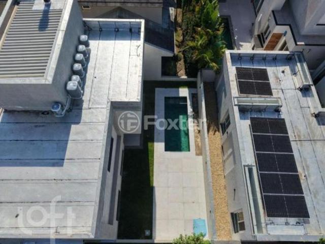 Casa em Condomínio, 5 dormitórios, 250 m², em Zona Nova
