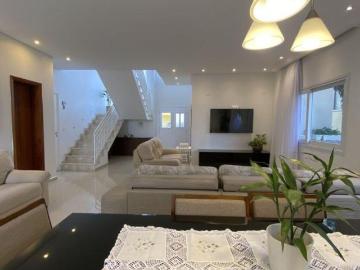 Casa Em Condomínio