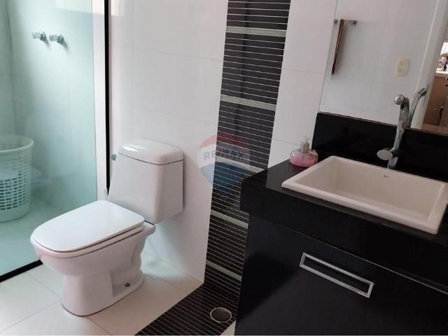 Casa Em Condomínio Com 04 Suítes E Piscina