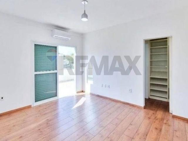 Casa em condomínio com 04 suítes e piscina para locação
