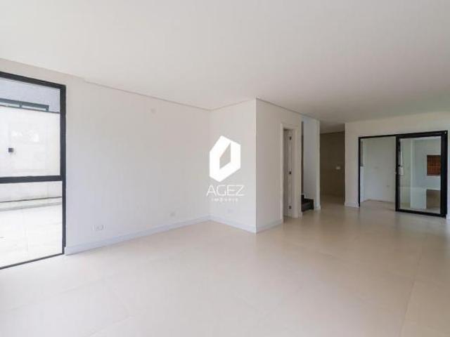 Casa em condomínio, com 03 suítes e terraço com Jacuzzi!