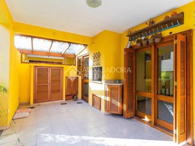 Casa em Condomínio com 13 2m² e 3 quartos com suíte no bairro Guarujá