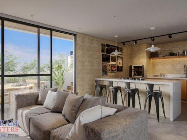 Casa em Condomínio, com 274m² com jardim, 3 suítes, 2 vagas de garagem