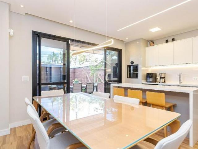 Casa em condomínio com 238.34 m², 3 quartos sendo