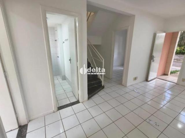 Casa em condomínio com 2 quarto disponível para venda e locação no bairro Jardim Karaíba em Uberlân