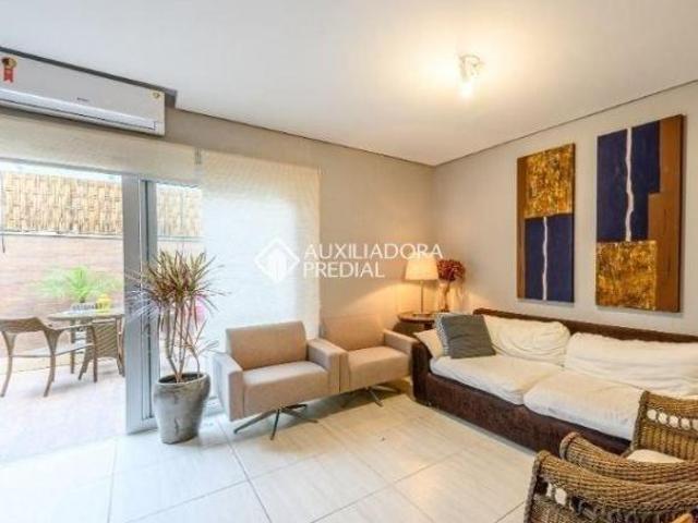 Casa em condomínio com 3 dormitórios na Tristeza, em Porto Alegre.