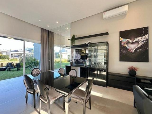 Casa em condomínio com 3 suítes mobiliada e beira lago em Capão da Canoa
