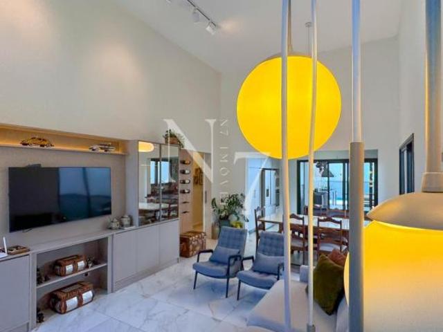 Casa em condomínio com 3 Suítes, móveis planejados, piscina !
