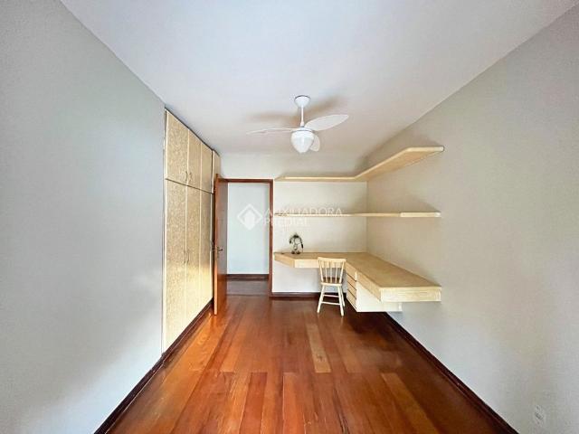 Casa em Condomínio com 3 quartos e 400m² para alugar em Cavalhada, Porto Alegre