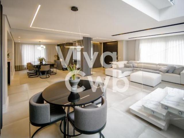 Casa em condomínio com 450m² Privativos, 4 suítes e 3 vagas em Santa Felicidade
