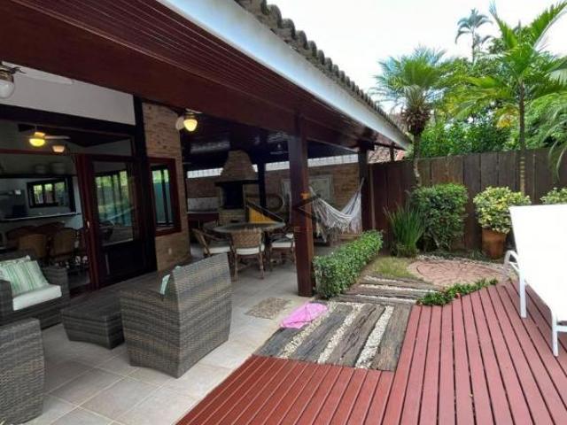 CASA EM CONDOMINIO COM 4 DORMITÓRIOS SENDO 3 SUÍTES,3 VAGAS DE GARAGEM,VARANDA GOURMET COM CHURRASQU