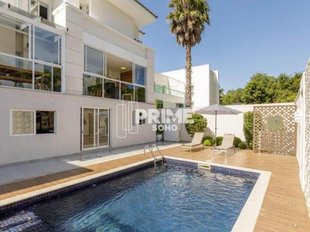 Casa em Condomínio com 4 Suítes, Piscina e 380 m² no Pilarzinho