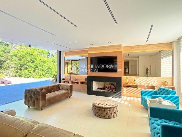 Casa em Condomínio com 4 quartos e 340m² para alugar em Alphaville, Porto Alegre