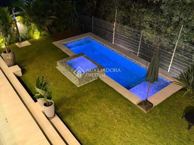 Casa em Condomínio com 4 quartos e 340m² para alugar em Vila Nova, Porto Alegre
