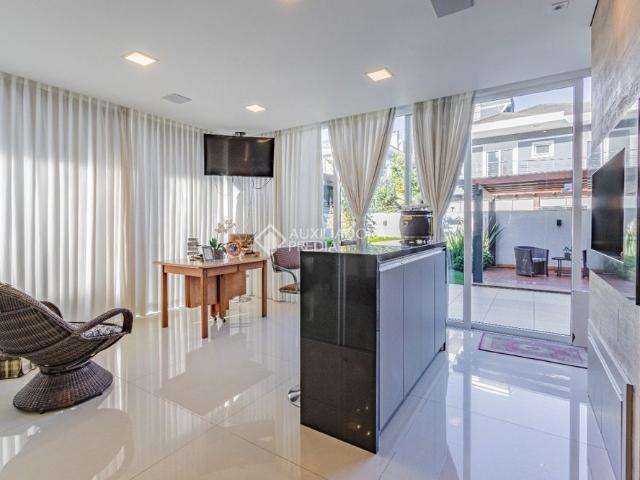 Casa em Condomínio com 4 quartos e 305m² para alugar em Central Parque, Cachoeirinha