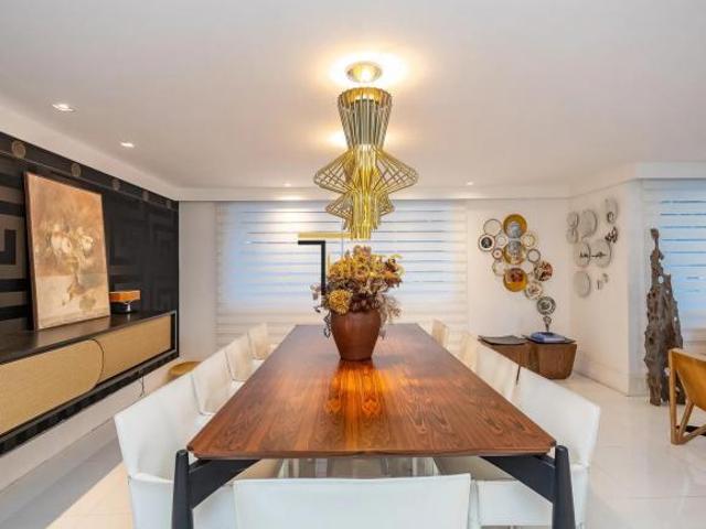 Casa em condomínio, campo comprido, Curitiba, mobiliada, 5 suítes, 570m² privativos, 7 vagas